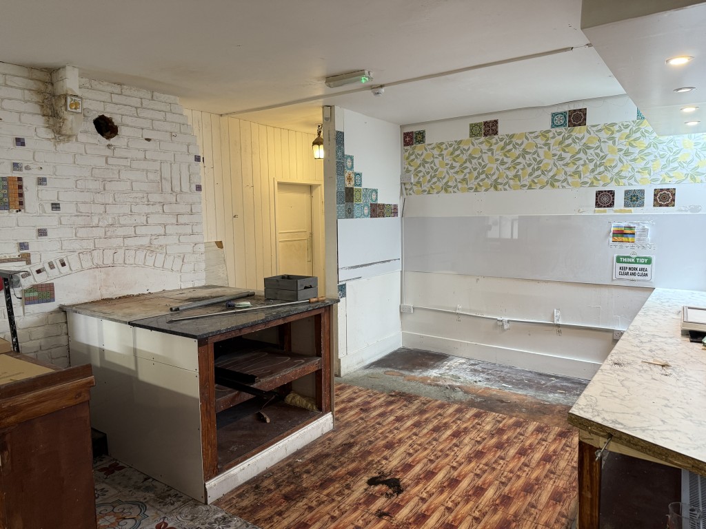 Lot: 142 - FORMER PUB AND HOTEL WITH PLANNING PERMISSION FOR RESIDENTIAL CONVERSION - Serving area